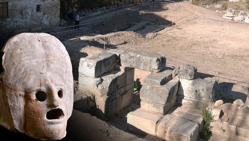 Kütahya’da heyecanlandıran keşif! Anıtsal kapı ve 2 bin yıllık tiyatro maskı bulundu